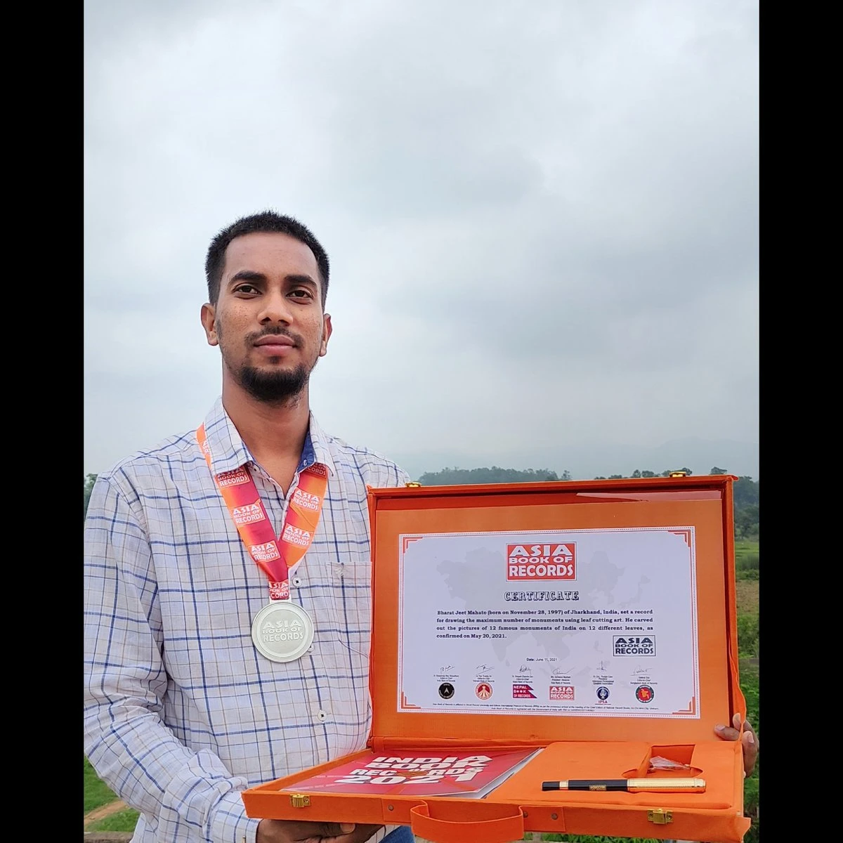 Bharat Jeet Mahato – Maximum Monuments Drawn Using Leaf Cutting Art